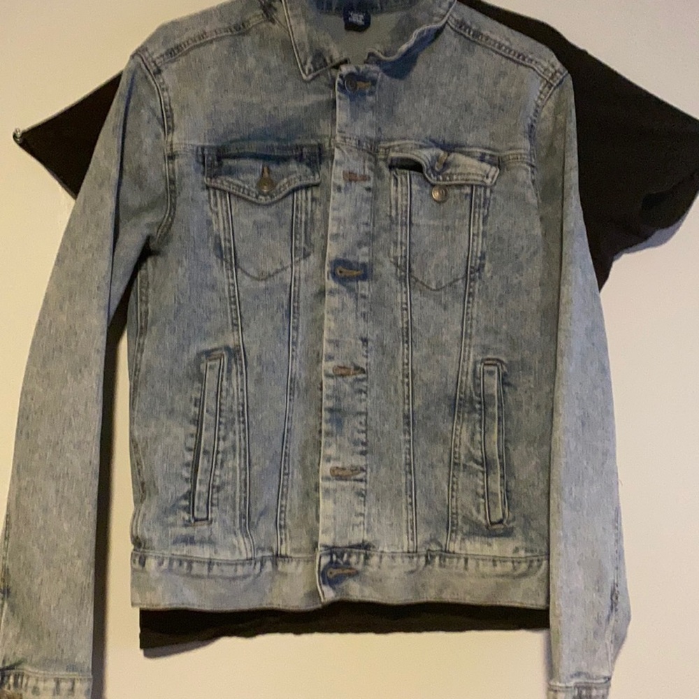 It’s in good condition I probably say it’s a unisex Jacket
